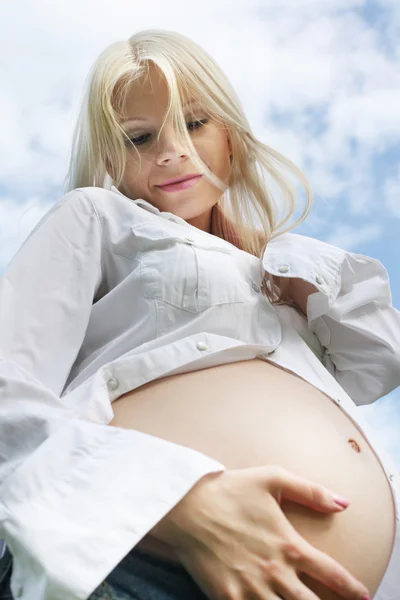 Retrato ao ar livre de bela mulher grávida — Fotografia de Stock