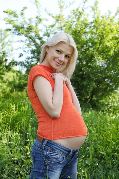 Зовнішній портрет красивої вагітної жінки — стокове фото