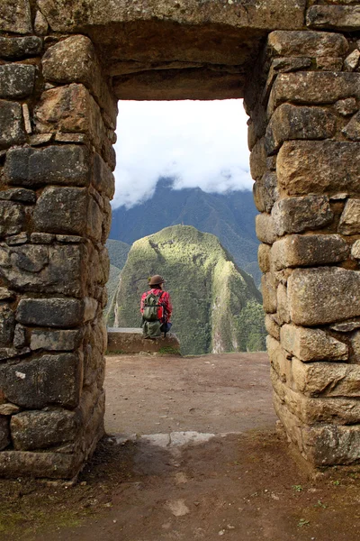 Osamělá dívka v kamenným obloukem — Stock fotografie
