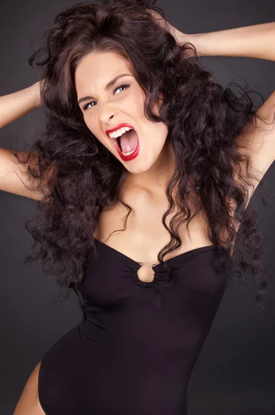 Agressivo mulher sexy com cabelos longos encaracolados — Fotografia de Stock