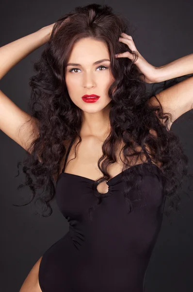 Uzun kıvırcık saçlı güzel seksi kadın — Stok fotoğraf