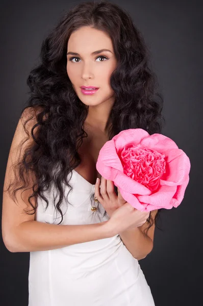 Sexy junge Frau mit rosa Lippenstift — Stockfoto
