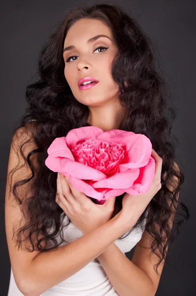 Sexy jonge vrouw met roze lippenstift — Stockfoto