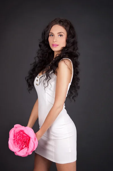 Sexy mladá žena s růžovou rtěnkou — Stock fotografie