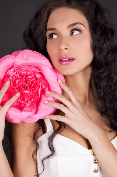 性感的年轻女性与粉红色唇膏 — 图库照片