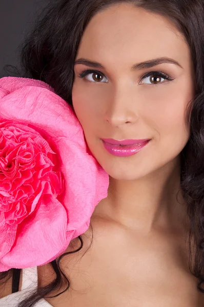 Sexy mujer joven con lápiz labial rosa — Foto de Stock