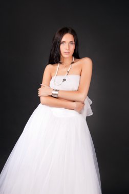 genç kadın beyaz kıyafetiyle izole