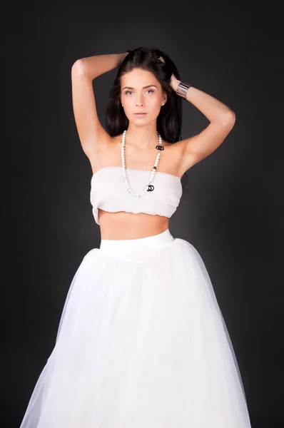 Молода жінка в білому вбранні ізольована — стокове фото