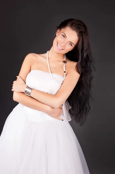 Fiatal nő fehér ruhában, elszigetelt — Stock Fotó