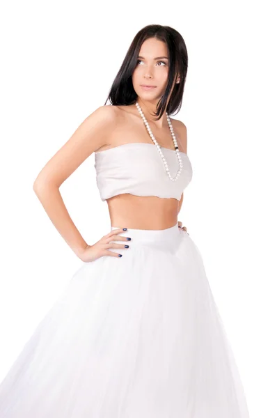 Jonge vrouw in witte outfit geïsoleerd — Stockfoto