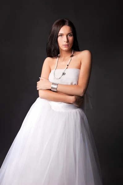 Jonge vrouw in witte outfit geïsoleerd — Stockfoto