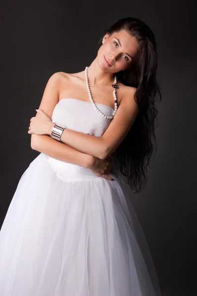 Jeune femme en tenue blanche isolée — Photo