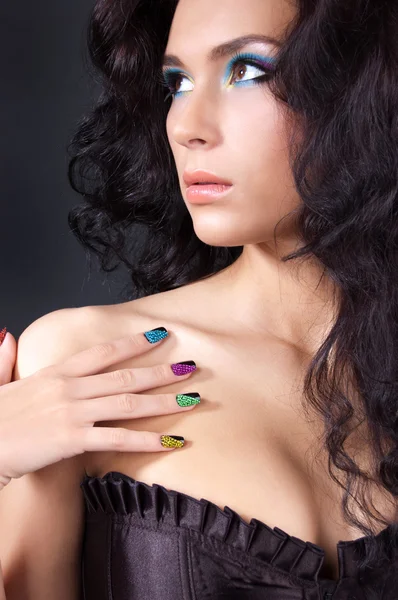 Donna con trucco colorato professionale e manicure scintillante — Foto Stock
