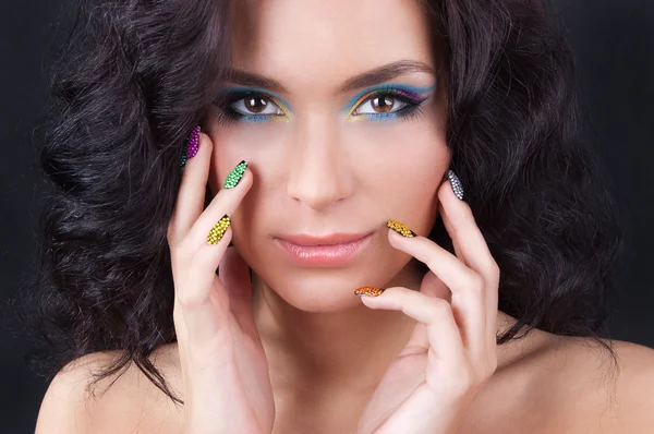 Frau mit professionellem farbenfrohen Make-up und glitzernder Maniküre — Stockfoto