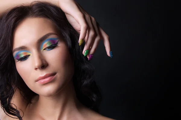 专业色彩缤纷彩妆和波光粼粼的修指甲的女人 — 图库照片