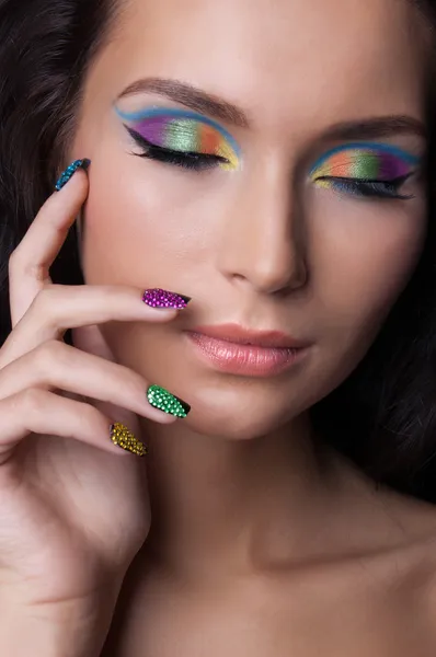Kobieta z profesjonalny kolorowy makijaż i musujące do manicure — Zdjęcie stockowe