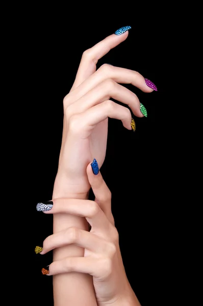 Handen met perfecte mousserende kleurrijke manicure — Stockfoto