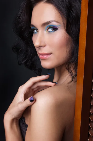 专业色彩缤纷彩妆和波光粼粼的修指甲的女人 — 图库照片