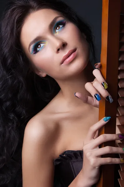 Vrouw met professionele kleurrijke make-up en sprankelende manicure — Stockfoto