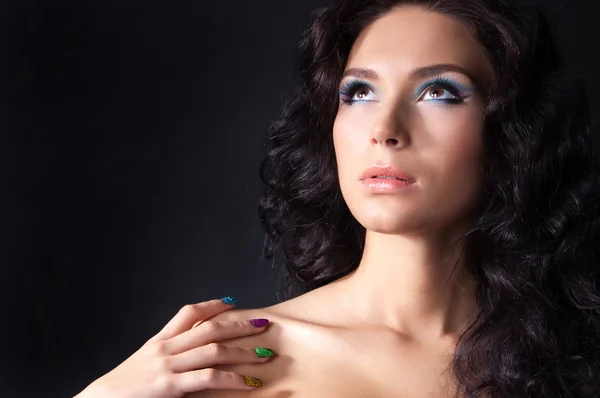 Vrouw met professionele kleurrijke make-up en sprankelende manicure Stockfoto