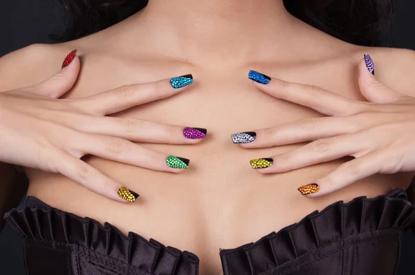 Handen met perfecte mousserende kleurrijke manicure Stockfoto