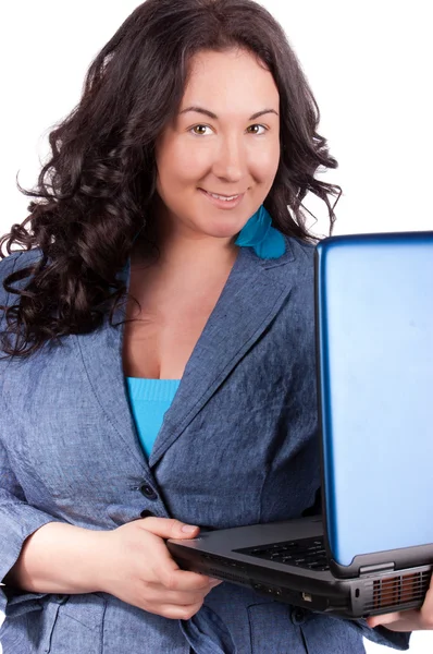 Молодая деловая женщина на ноутбуке — стоковое фото