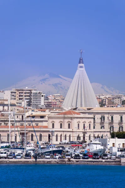 Siracusa cityscape with mount Etna — Stock Photo, Image
