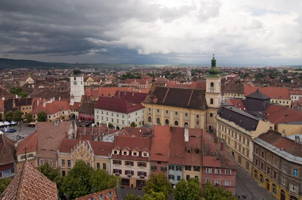 Drammatici cieli sul centro storico di Sibiu Transilvania Roma — Foto Stock