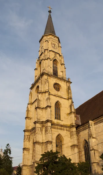 Wieża kościoła w Siedmiogrodzie cluj w Rumunii — Zdjęcie stockowe