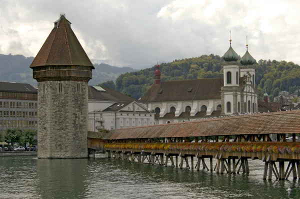 Turm und Kirche in Luzern — Stockfoto
