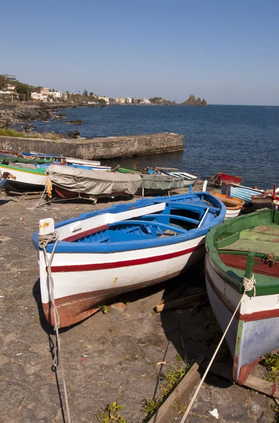 Barcos perto da ilha na Itália — Fotografia de Stock