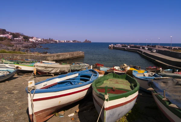 Båtar nära island i Italien — Stockfoto