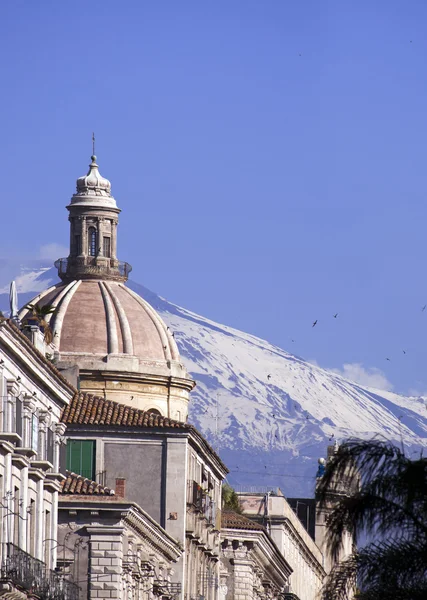 Vulcão Etna vista de Catania — Fotografia de Stock