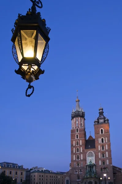 St Maria domkyrka i stora torget i krakow — Stockfoto