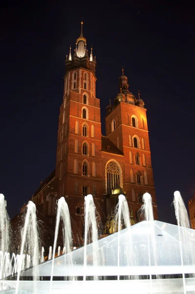 Собор Святой Марии на главной площади Кракова — стоковое фото