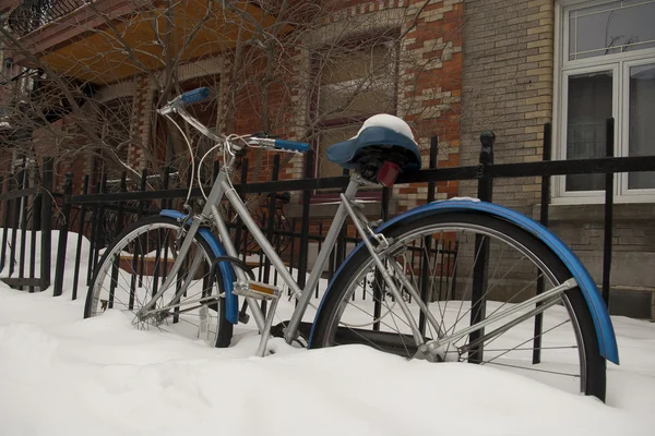 Cykel på snö tunga vintern — Stockfoto