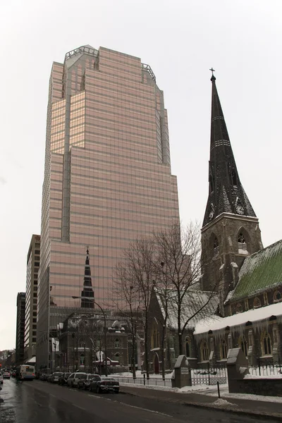 Skyscraper and gothic revival church in Montreal — Stock Photo, Image