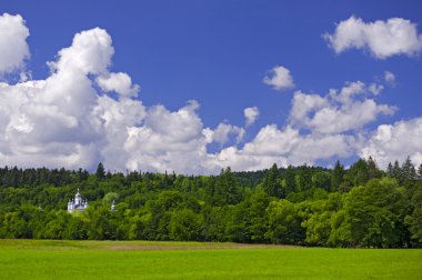 Kilisede forrest orta yaz gününde