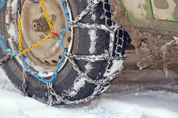 Schneekette auf Reifen — Stockfoto