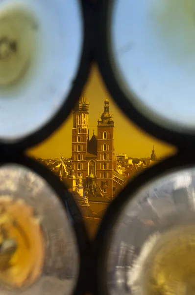 Vista através de vitrais da catedral de Cracóvia — Fotografia de Stock