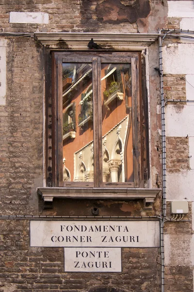 Okno v venezia — Stock fotografie