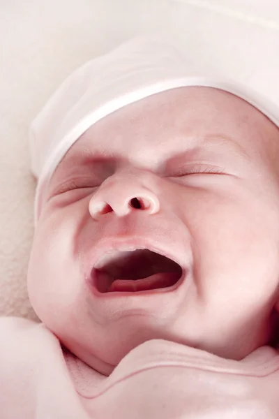Новонароджена дитина плаче — стокове фото