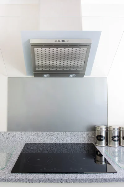 Primer plano del ventilador extrator de cocina y vitrocerámica — Foto de Stock