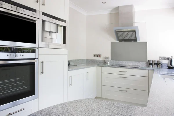 Moderne neue weiße Küche — Stockfoto