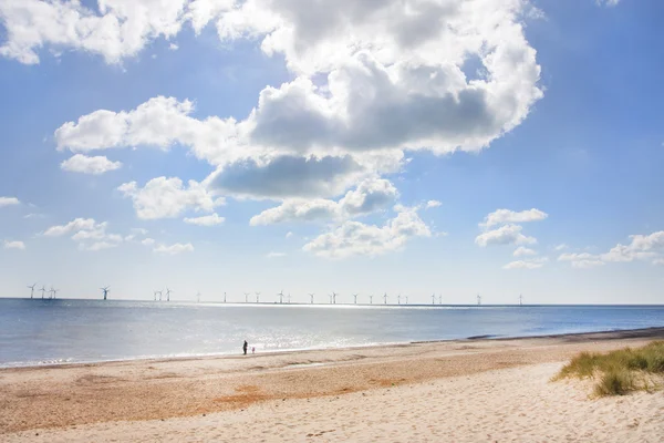 Caister na morze plaża szeroki kąt z turbin wiatrowych w tle — Zdjęcie stockowe