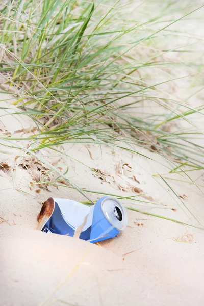 Rubbish can left at the beach — Stock Photo, Image