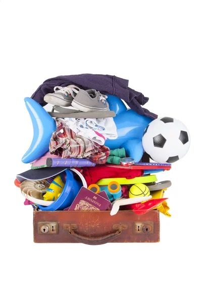 Letní dovolenou nebo dovolenou kufr opravdu zabaleno, nelze zavřít — Stock fotografie