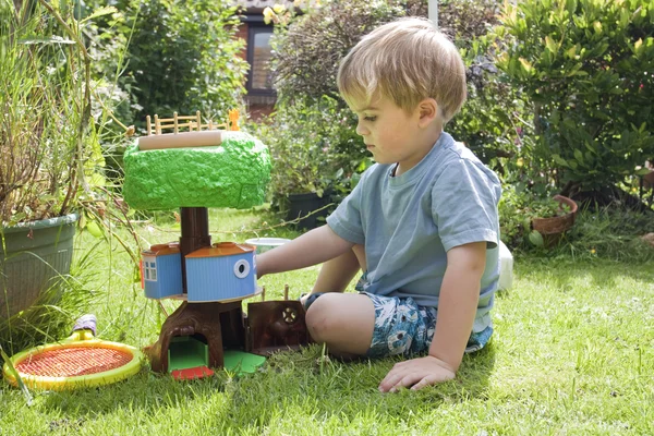 Spielen im Garten — Stockfoto