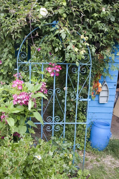 Vecchio cancello in ferro battuto per un giardino segreto — Foto Stock