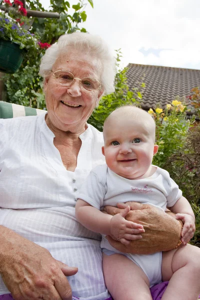 おばあちゃんと赤ちゃん — ストック写真